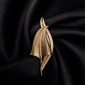 Vintage TRIFARI Signed 1960s Gold-Tone Leaf Brooch Elegant Textured Design